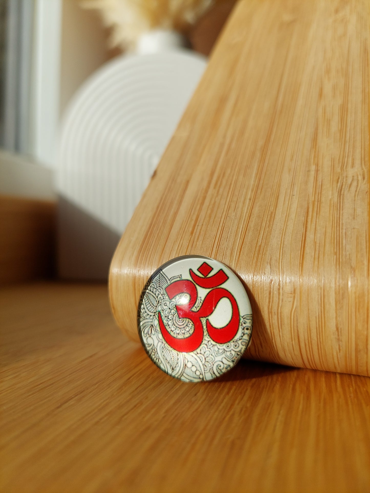 Cabochon "Om" Weiß/Rot